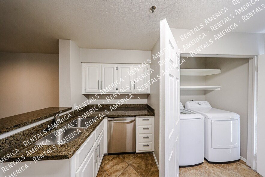 Building Photo - 2025 E Campbell Ave