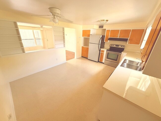 Building Photo - 8915 Silver Lake Dr