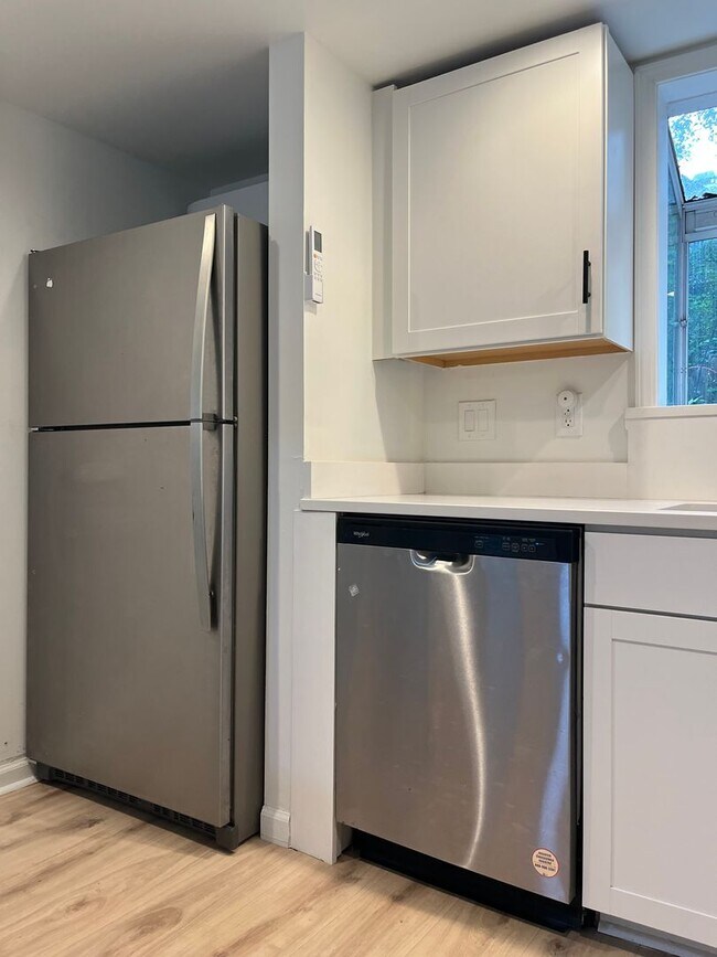 Building Photo - Renovated 1 Bd/ 1 Ba Cottage w/ Loft Walki...