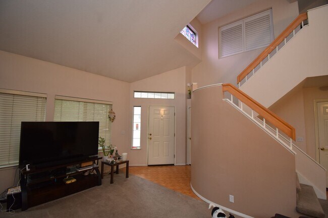 Building Photo - Bright Holladay 4 Bed Home – High Ceilings in Prime Location!!