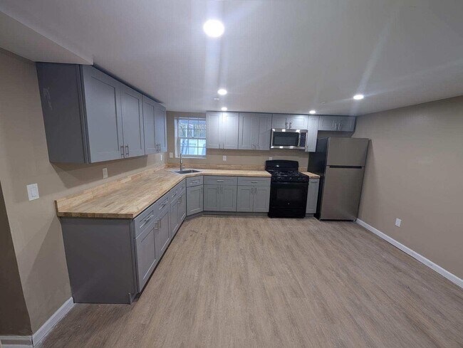 Building Photo - 145 Lewis Ln