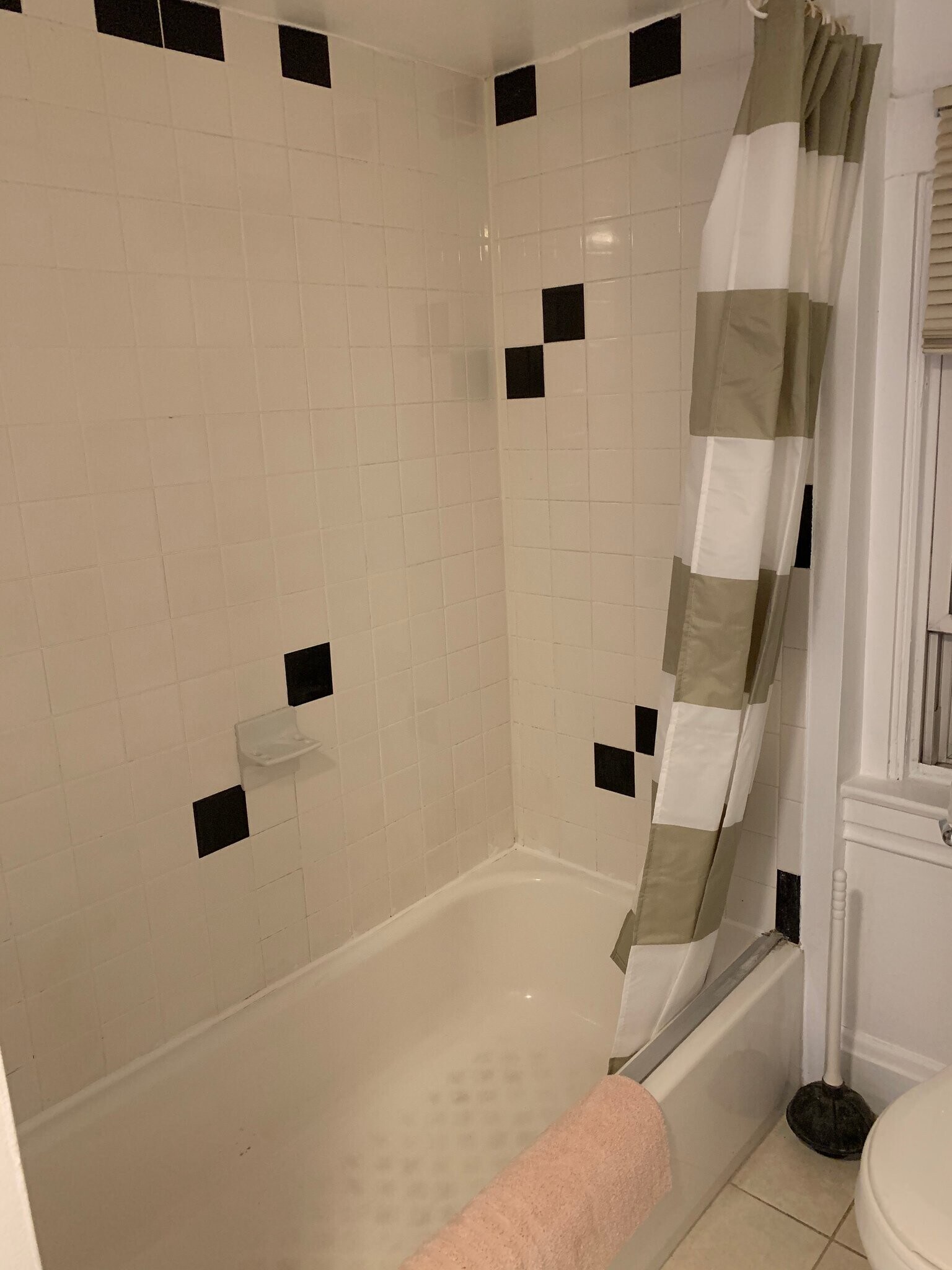 Building Photo - 746 Broughton St