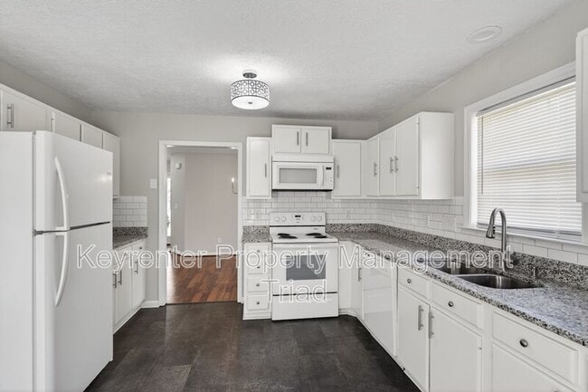 Building Photo - 701 Ashcroft Rd