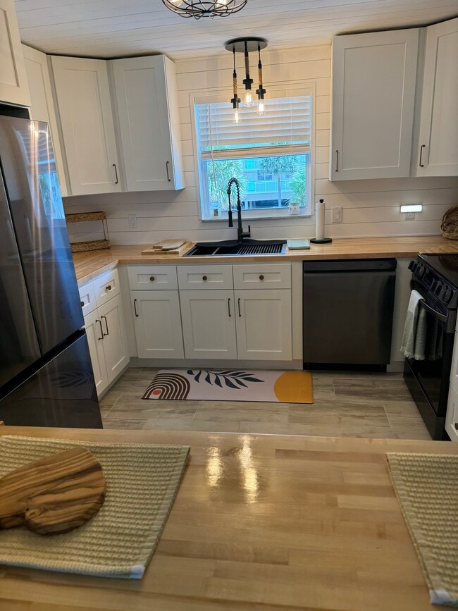 Building Photo - 1050 Hillsboro Mile