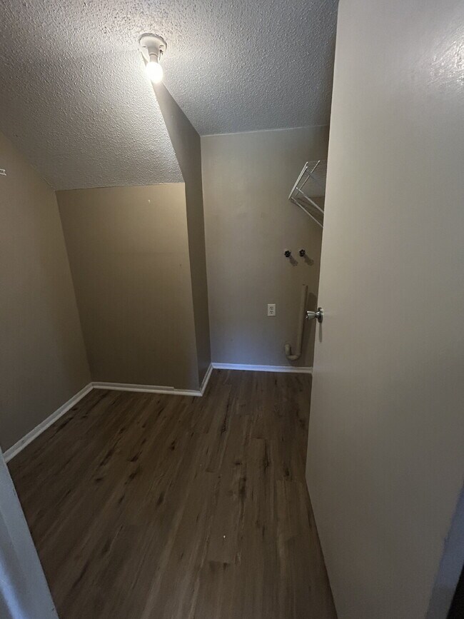 Building Photo - Charming 2-Bed Condo Retreat with 1.5 Baths in Prime Greenwood Location – 1088 Sq Ft of Comfort!