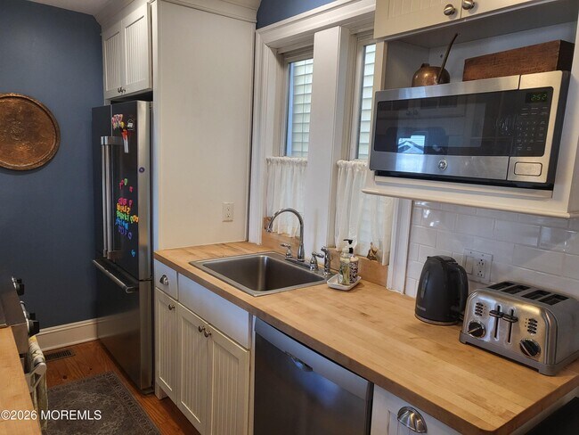 Building Photo - 80 Heck Ave