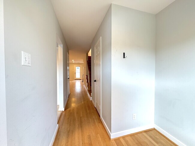 Building Photo - Premier Del Ray Townhome: Steps from The Avenue