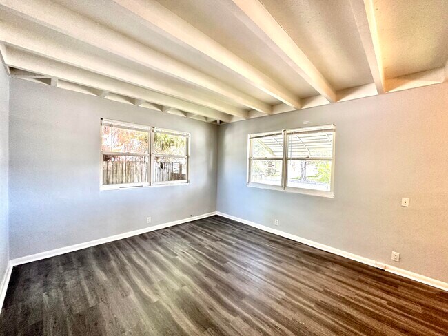 Building Photo - 527 48th St