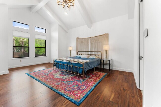 Building Photo - Elevated Executive Living in Lake Forest