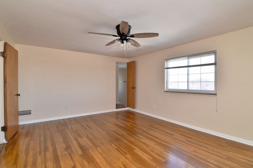 Building Photo - 2025 Riverside Dr