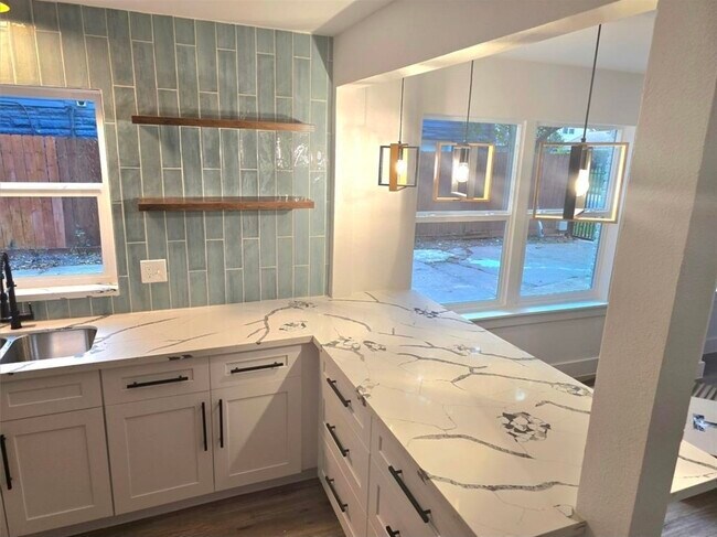 Building Photo - 2105 Sheridan St