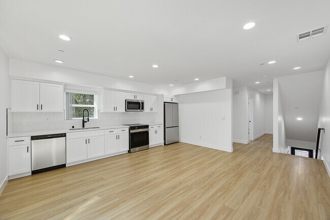 Building Photo - 14420 Tiara St