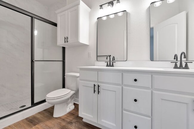 Building Photo - 4 Bed 3 Bath Townhome located close to University!