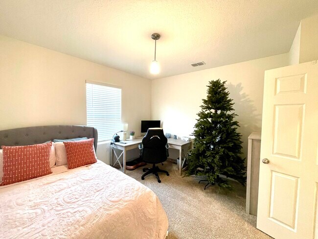 Building Photo - 10574 SW Cambria Ln