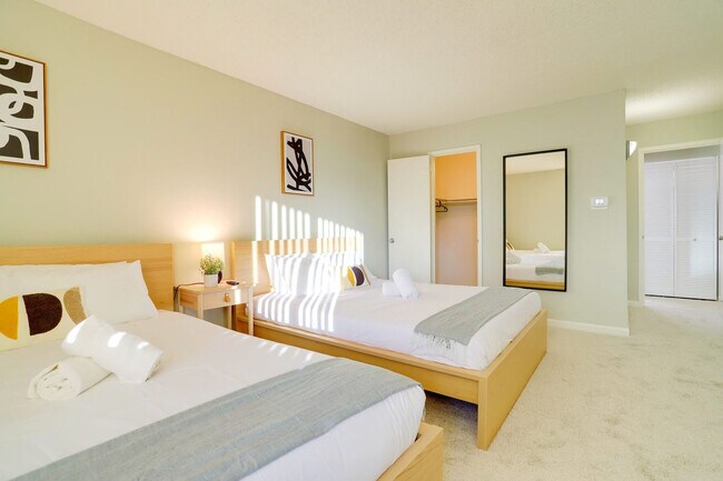 Building Photo - 320 23rd St S