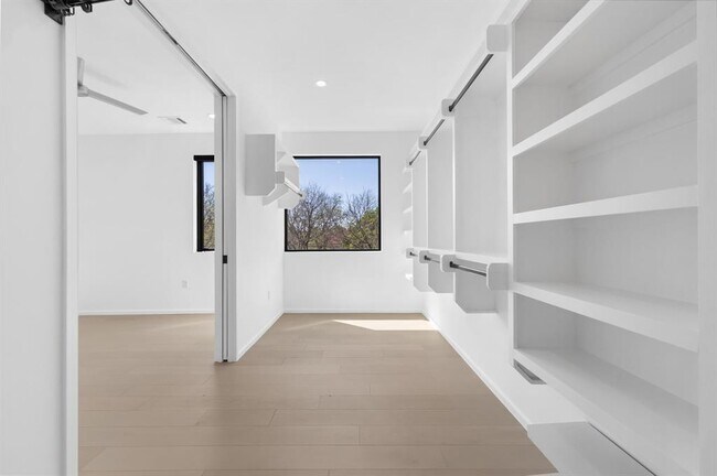 Building Photo - 2411 Winsted Ln