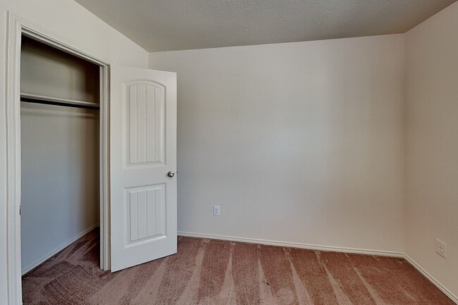 Building Photo - 7605 Lake Vista Way