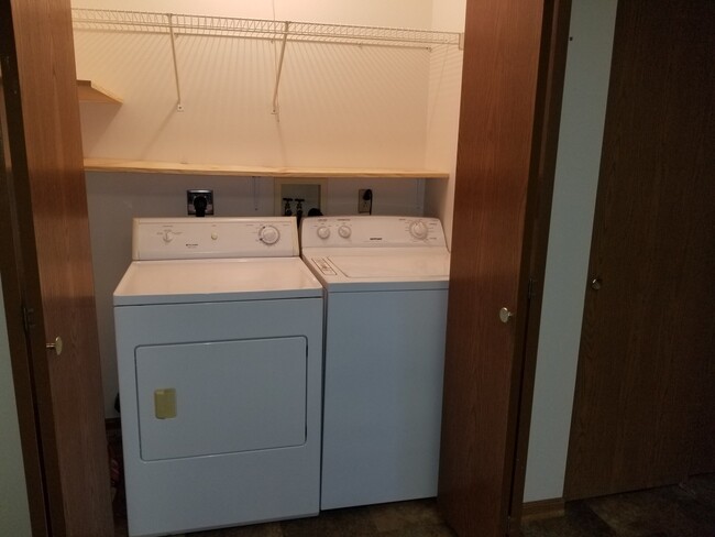 full size washer/dryer - 1112 Oakview Dr