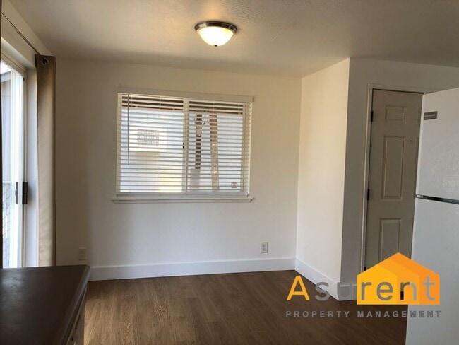 Building Photo - Cute Apartment with yard