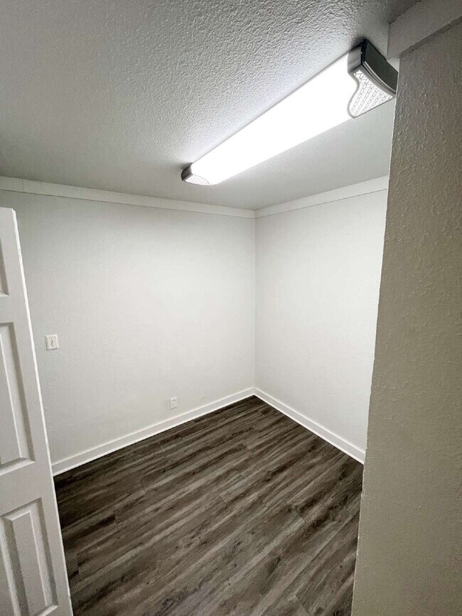 Building Photo - Adorable, Renovated 3/1 House with a Large Metal Shop