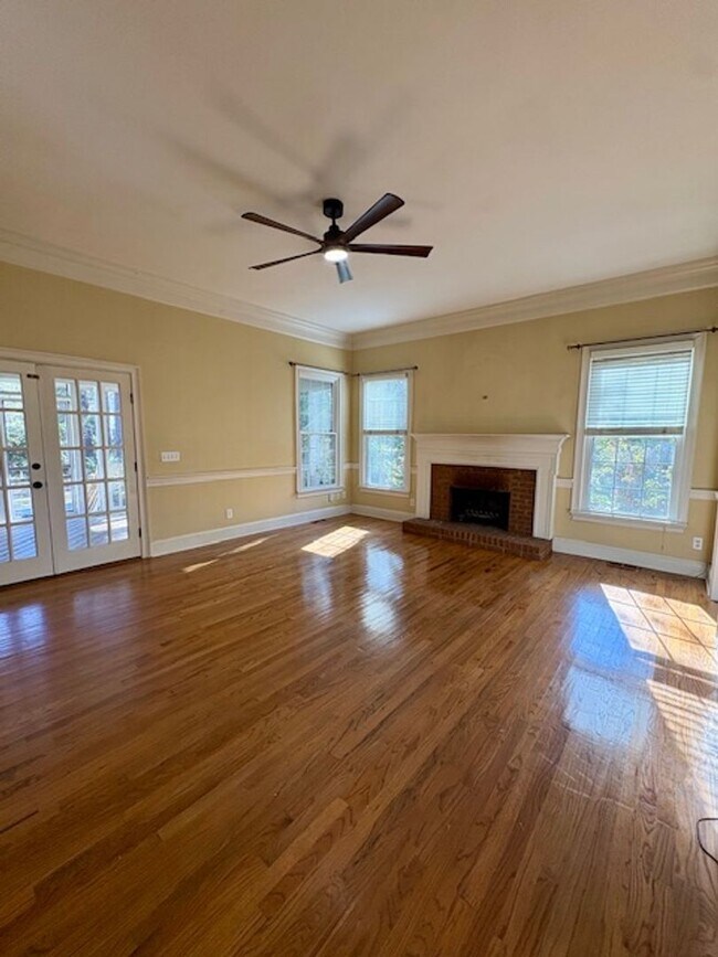 Building Photo - Spacious Five Bedroom Home in Mount Pleasant