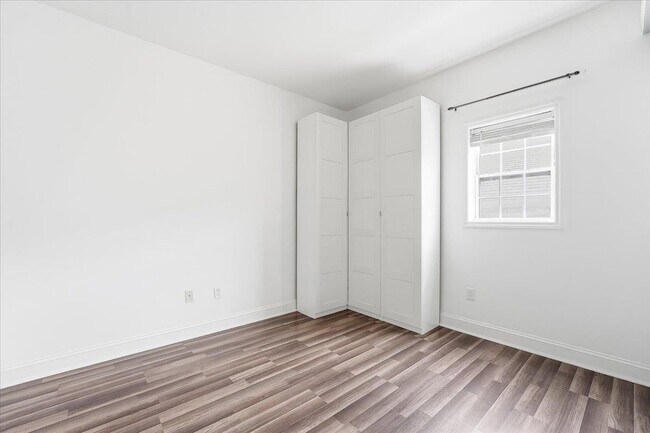 Building Photo - 318 54th St