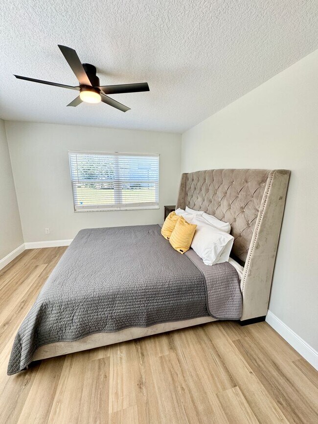 Building Photo - Fully Furnished Down Town Clermont Short T...