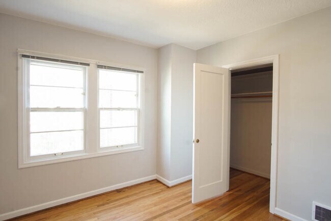 Building Photo - Charming NW 1-Bed Ready Late May!