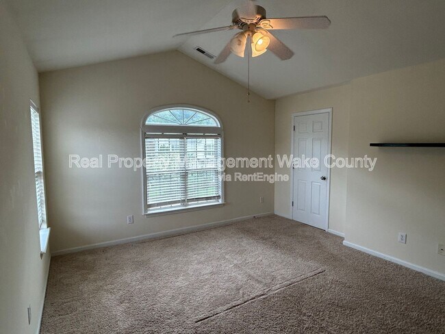 Building Photo - 2500 Valley Haven Dr
