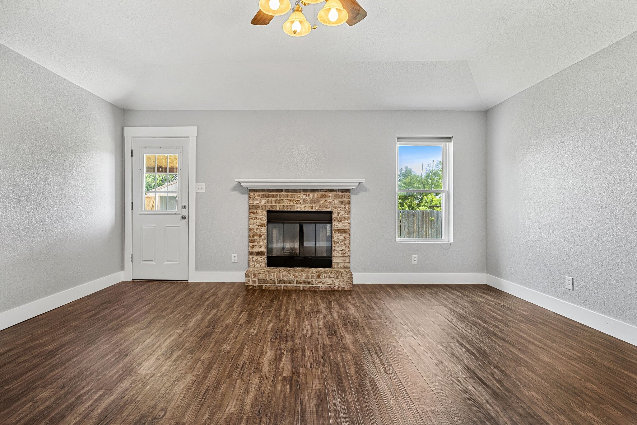 Building Photo - 3208 Viewcrest Dr