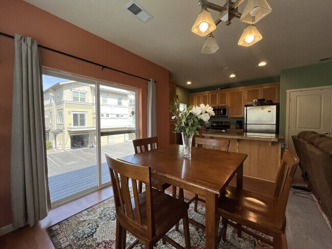 Building Photo - Well-Designed Condo with Dual Primary Suites, Vaulted Ceilings & Community Clubhouse