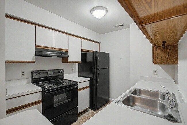 Building Photo - 540 Pineland Cir