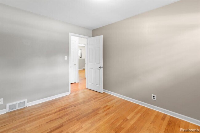 Building Photo - 16940 W 13 Mile Rd