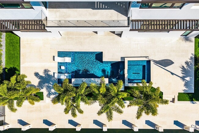 Building Photo - 2650 NE 48th Ct