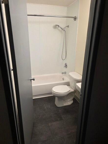 Building Photo - 350 SE Dimick St