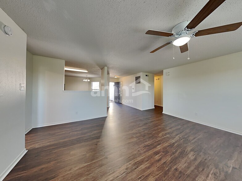 Building Photo - 527 Bourneside Dr