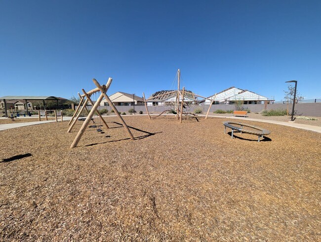 Building Photo - 4 Bedroom 3 Bathroom Home