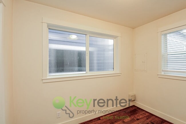 Building Photo - Modern Comfort Meets Urban Living in Seattle