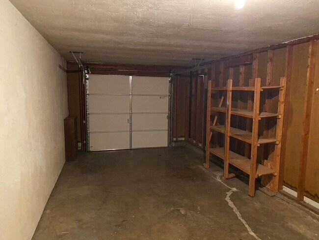 Building Photo - 2 bed 1.5 bath Gateway area duplex
