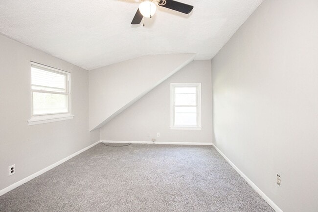 Building Photo - THREE BEDROOM SINGLE FAMILY HOME IN BEAUTI...
