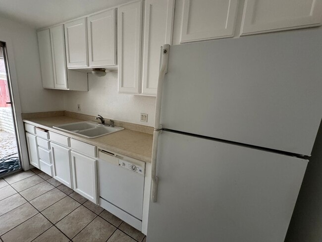 Building Photo - 2 bedroom 1.5 bathroom with large garage in Sparks. Washer and Dryer included!