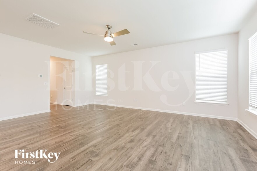 Building Photo - 703 Birchcrest Wy