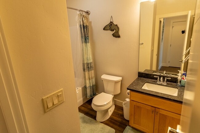 Building Photo - Jones - Fully Furnished Condo on the River Available Mid Sept - Mid May Only