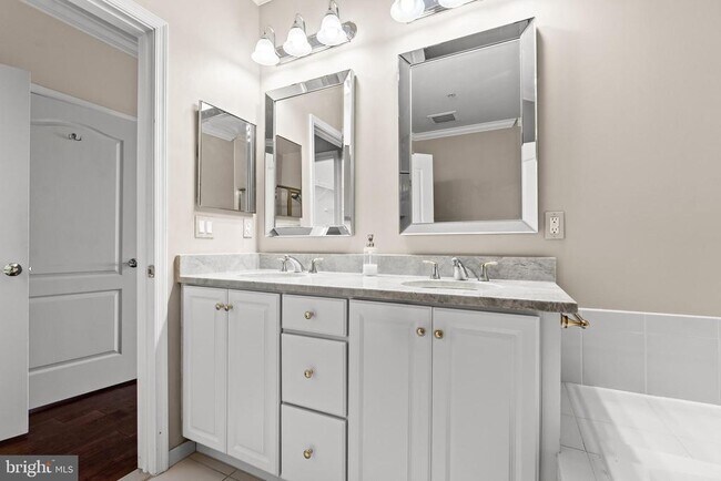 Building Photo - 2022 Crescent Wy