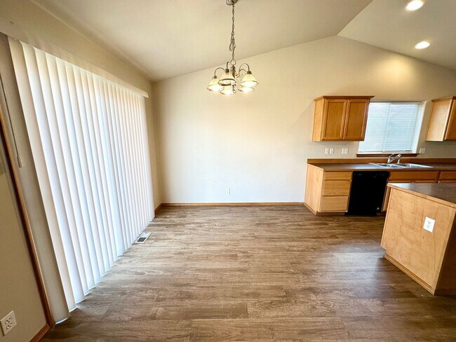 Building Photo - 4 Bed 2 Bath Home with Garage and Yard
