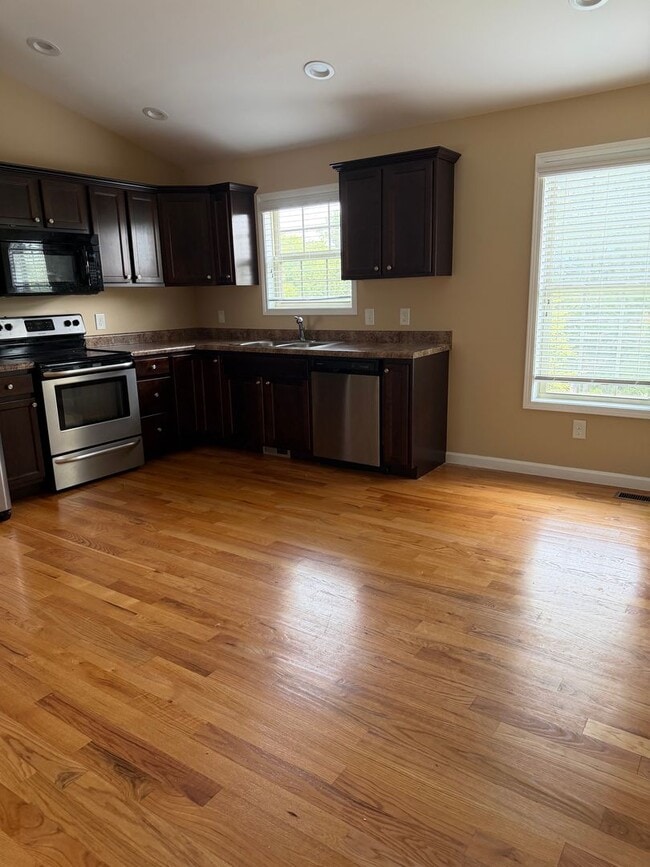 Building Photo - 2 Bedroom / 2 Bath Johnson City, TN 37604