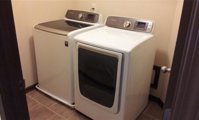 Building Photo - 6260 Crested Moss Dr