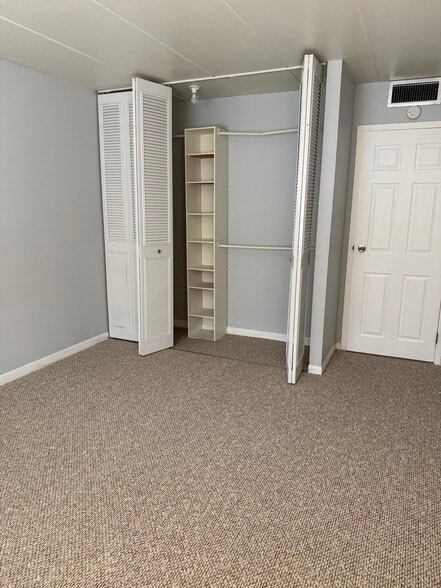 Building Photo - 300 S Roselle Rd