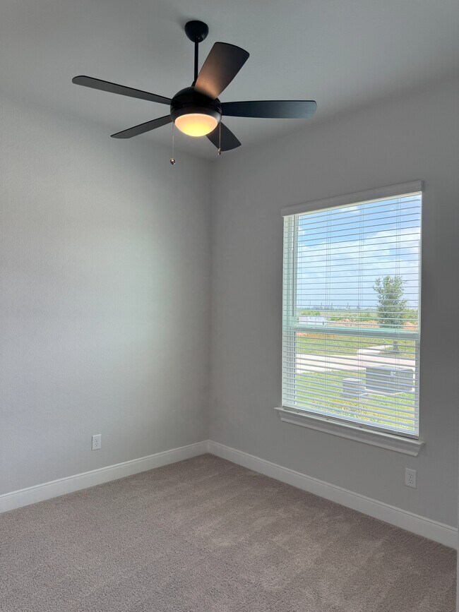 Building Photo - 125 Skyflower Ln