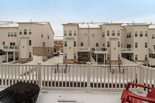 Building Photo - Beautiful 4-Bed, 3.5-Bath End Unit Townhom...